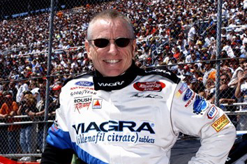 mark-martin-portrait-viagra-hat-and-sunglasses-hand-on-hip